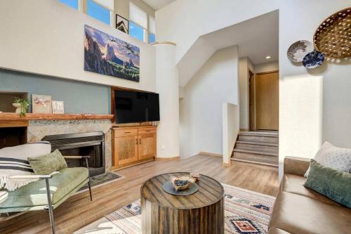 Broadmoor Retreat with Hot Tub and a Fire Pit - image 5