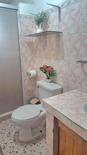 Vannas istaba, Habitación indpte para 3 personas con baño privado y patio (Habitacion indpte para 3 personas con bano privado y patio) in Isla San Cristobal