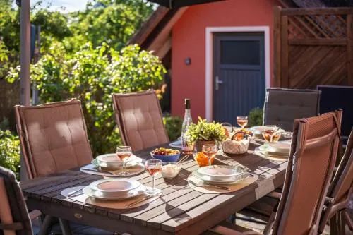 Inselzauber unter Reet - Deine Auszeit zwischen Meeresrauschen und Waldidylle in Stubbenfelde, Deutschland