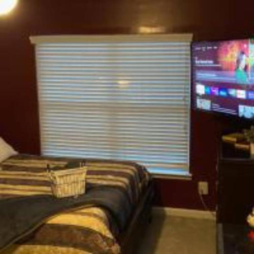 4BR Home with calif king bed Sleeps 10, Gym near Airport