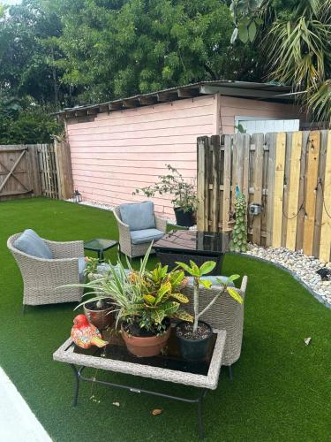 The Hippie Hideout, close to Beach in Lake Worth