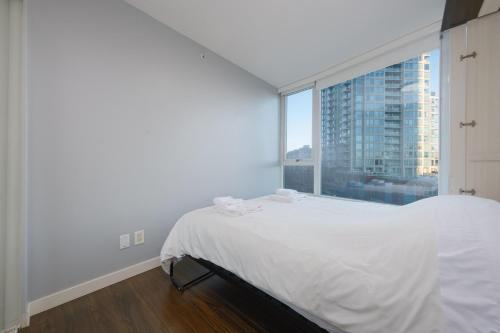 Luxury Central Condo with Pool Jacuzzi & Sauna - image 2