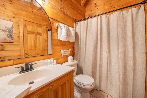 Pigeon Forge Cabin with Private Hot Tub Arcade Game RoomMinutes from Dollywood - image 3