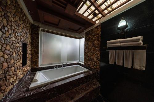 Kamar Mandi, Try Palace Resort and Spa in Kep