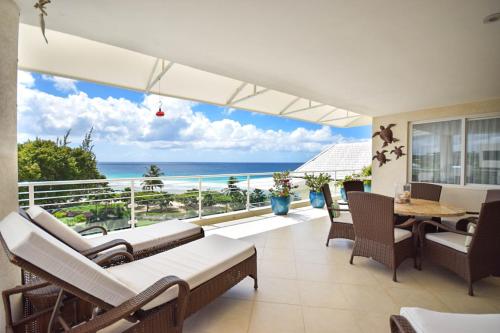 Instalaciones, Beachfront penthouse with stunning pool and ocean views in St Matthias