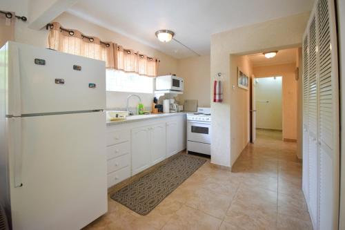 Cocina, 3 min walk from the beach - Bella Figura Apt 3 in Rockley