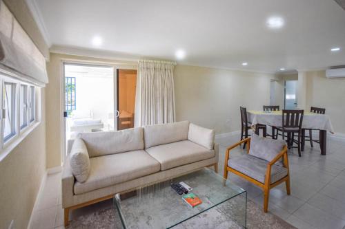 3 min walk to beach - Bella Figura Apt 2 in Rockley