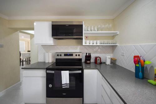 Cocina, 3 min walk to beach - Bella Figura Apt 2 in Rockley