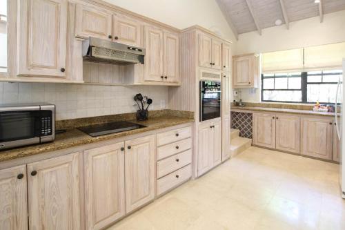 Villa with Private Pool and Sandy Lane Beach Club Access - Coral Gables - image 5