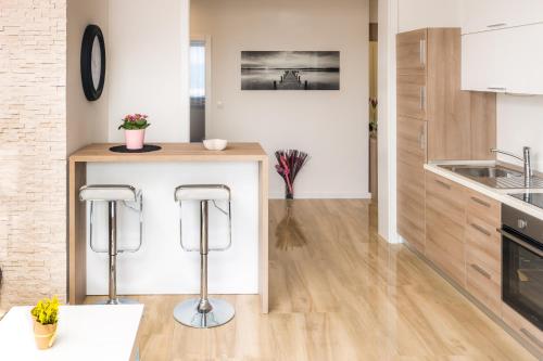 кухня, Apartments & Rooms Danivan Pool Villas in Новаля