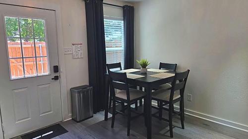 Chic Luxury Getaway - 3 min to Love Field in Love Field Airport