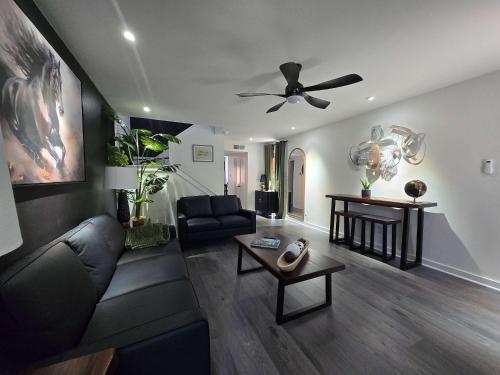 Chic Luxury Getaway - 3 min to Love Field in Love Field Airport