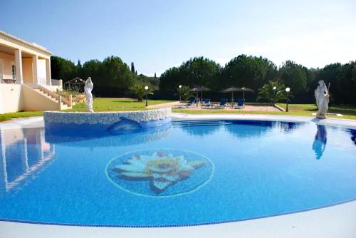  Villa Carvoeiro by GalanteVasques, Unterkunft in Lagoa