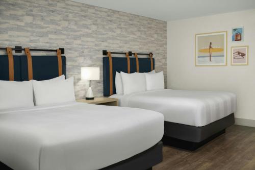 2 queen beds