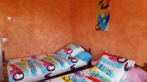 3 twin beds