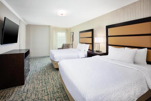 2 queen beds, 1 sofa bed