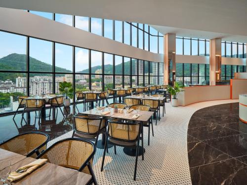 Restaurant, Harris Hotel & Conventions Sunshine Penang near Super Long Chinese Cruller King