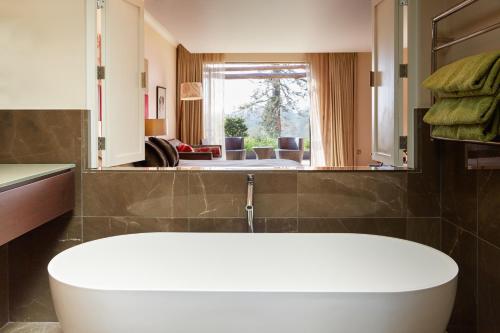 Ockenden Manor Hotel & Spa - image 7
