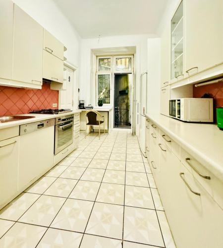 Konyha, Cozy Private Rooms in 9-Bedroom Apartment Near Augarten in 20. kerület - Brigittenau