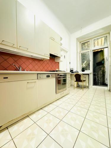 Konyha, Cozy Private Rooms in 9-Bedroom Apartment Near Augarten in 20. kerület - Brigittenau