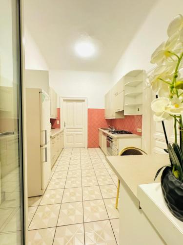 Konyha, Cozy Private Rooms in 9-Bedroom Apartment Near Augarten in 20. kerület - Brigittenau