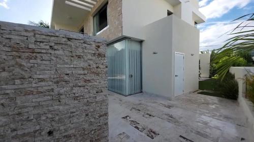 Villa avec Piscine Chauffée, 3 Chambres et 4 Salles de Bains