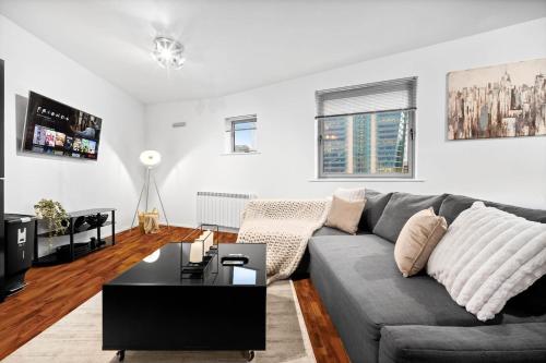 2 Bed Apartment City Centre next to Cube, Mailbox Birmingham - With BALCONY - FREE SECURE PARKING - Smart TV's, Birmingham
