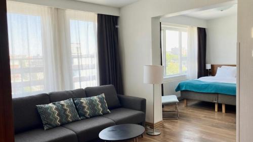 1 queen bed, 1 sofa bed