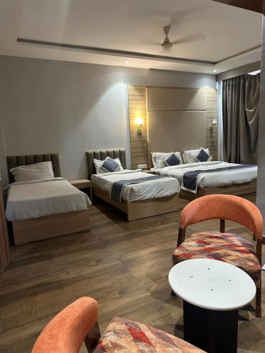 1 king bed, 1 twin bed