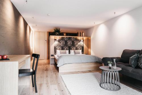 1 king bed, 1 sofa bed
