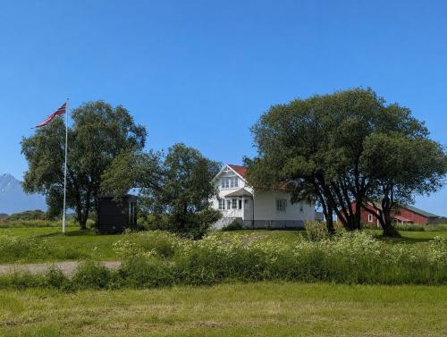 Borghildstua Feriehus Romslig feriehus med panoramautsikt mot havet og Lofotfjellene