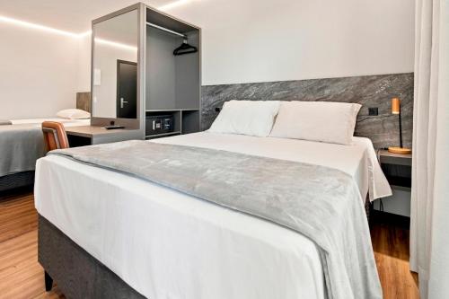 1 queen bed, 2 twin beds