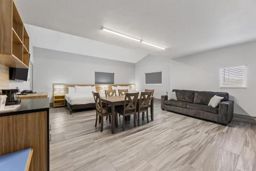 Days Inn & Suites by Wyndham Texas City in Texas City