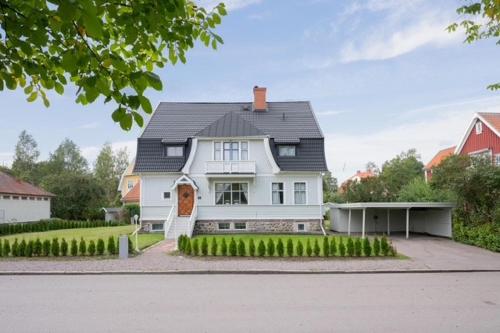 3 rooms with private kitchen & private bathroom 20B