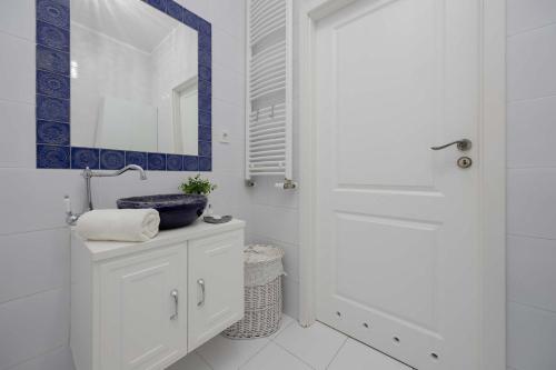 Spacious Apartment Near the Airport Parking & Remote Working by Noclegi Renters - image 2