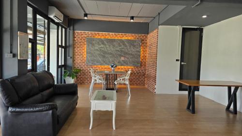 Shared lounge/TV area, Irich Bang Hua Suae 6kms from BTS Pu-Chao near Mueang Samut Pu Chao Saming Phrai Hospital