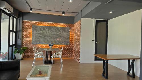 Shared lounge/TV area, Irich Bang Hua Suae 6kms from BTS Pu-Chao near Mueang Samut Pu Chao Saming Phrai Hospital