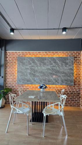 Shared lounge/TV area, Irich Bang Hua Suae 6kms from BTS Pu-Chao near Mueang Samut Pu Chao Saming Phrai Hospital
