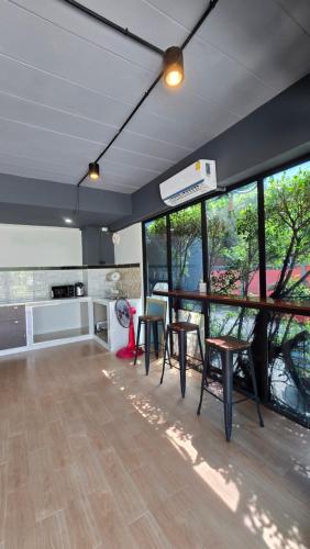 Shared lounge/TV area, Irich Bang Hua Suae 6kms from BTS Pu-Chao near Mueang Samut Pu Chao Saming Phrai Hospital