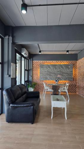 Shared lounge/TV area, Irich Bang Hua Suae 6kms from BTS Pu-Chao near Mueang Samut Pu Chao Saming Phrai Hospital
