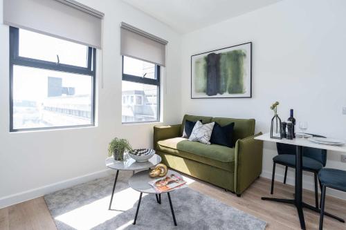 Charming Southampton Apartment Modern Comfort Near City Center - image 3