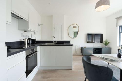Charming Southampton Apartment Modern Comfort Near City Center - image 5