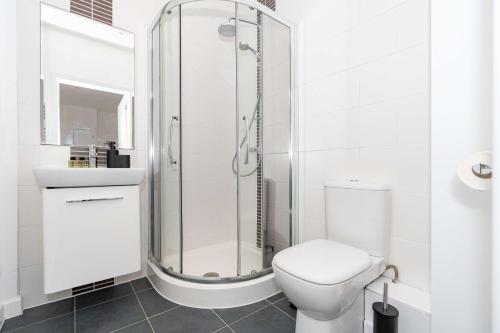 Charming Southampton Apartment Modern Comfort Near City Center - image 2