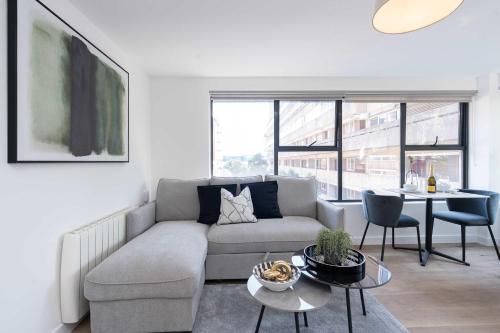 Stylish One Bed Apartment with Twin Beds - image 2