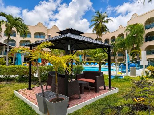 Jardín, Sunbay Hotel- Daily Breakfast & Beach Access Included in Maxwell Coast