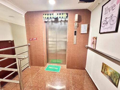 阿登斯飯店 - 切梅爾朗德薩花園 - 烏魯蒂拉姆 (The Ardens Hotel - Taman Desa Cemerlang, Ulu Tiram) near 普林通超級市場