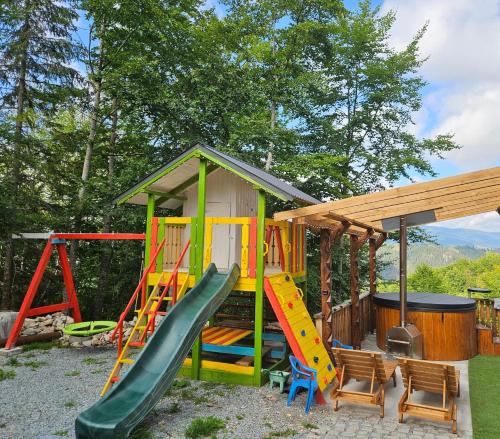 Casa din fagi in Munună