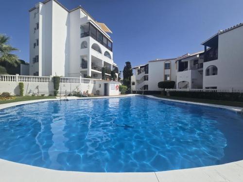 Beautiful Renovated apartment walking distance to beach and ammenties