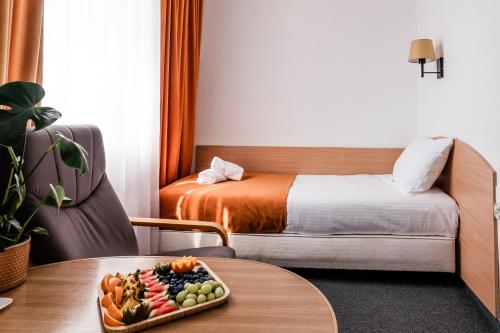 1 double bed, 1 twin bed