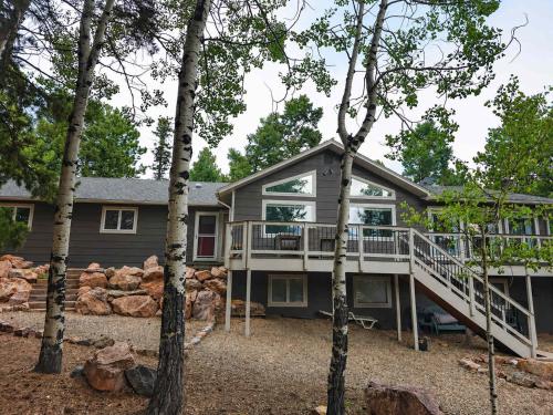 Peace in the Pines Hot Tub & Pikes Peak Views in Green Mountain Falls
